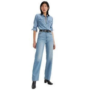 Levi’s Ribcage light wash jeans